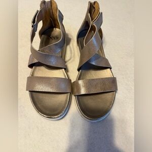 Sofft Leather Comfort Sandals Criss Cross Ankle Zip Taupe Metallic Size 8.5